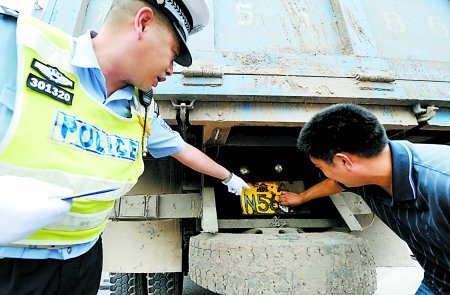 重慶：交巡警設(shè)372個(gè)檢查點(diǎn)排隱患 校車納入重點(diǎn)監(jiān)控