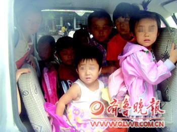 山東警方查獲一超員“校車” 16個(gè)孩子車內(nèi)“疊羅漢”