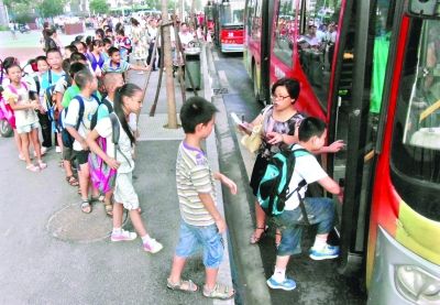 武漢：“流動花朵”坐校車上課(圖)