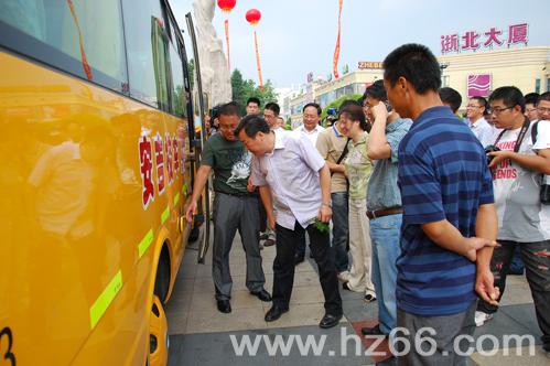 讓“校車”變成“笑車” 安吉啟用70輛新車(圖) 讓“校車”變成“笑車” 安吉啟用70輛新車(圖)