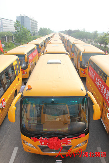 洪湖農(nóng)村娃乘上開往希望田野的校車(圖)