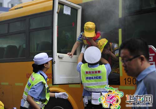 開學第一課 交巡警教小學生校車逃生技巧(圖)