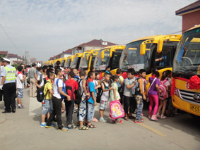 9月1日興化市戴南鎮啟用16輛國標校車/ 9月1日興化市戴南鎮啟用16輛國標校車