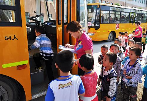 山東鄒平實(shí)現(xiàn)農(nóng)村小學(xué)生免費(fèi)乘校車(chē)(圖)