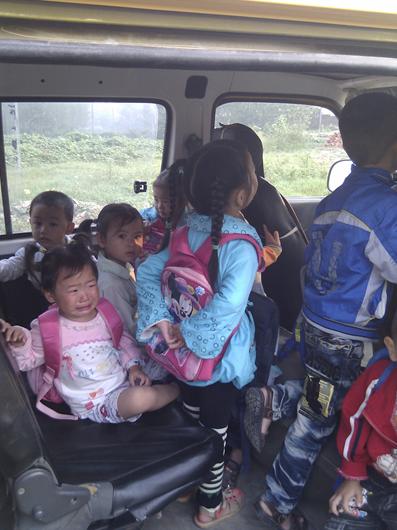 7座面包車擠了33名幼兒 天門督查整頓幼兒園校車(圖)