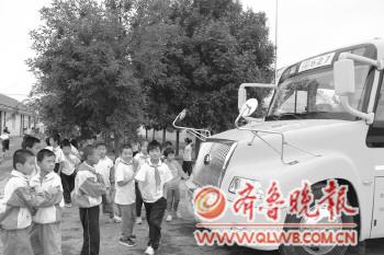 坐著校車去上學(xué)(圖)