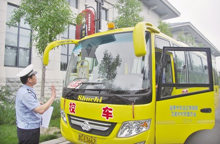張店交警集中檢驗111臺專用校車 (圖)