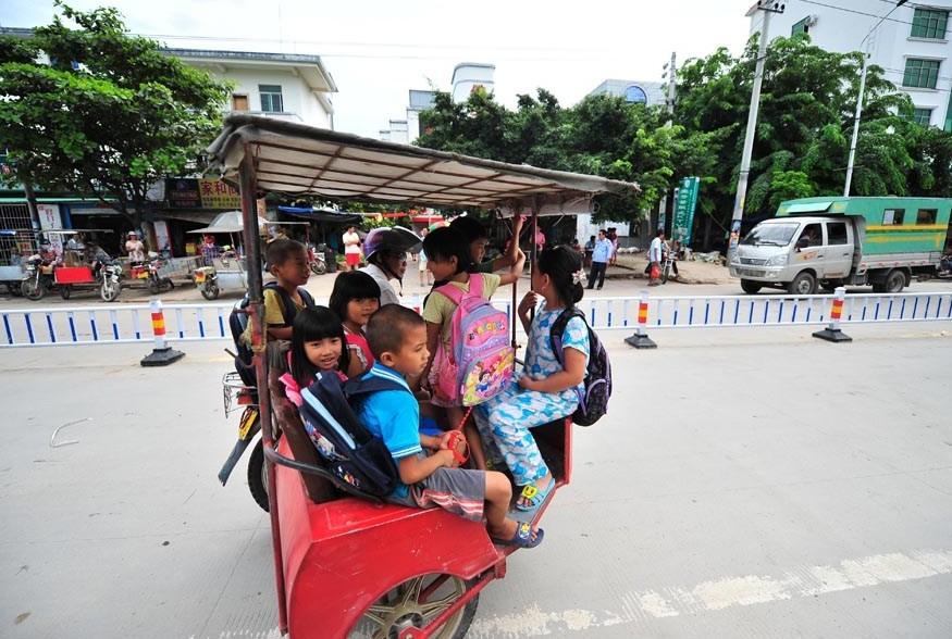 海南小學生8人擠坐三輪“校車”上下學（組圖）