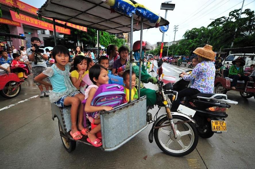 海南小學生8人擠坐三輪“校車”上下學（組圖）