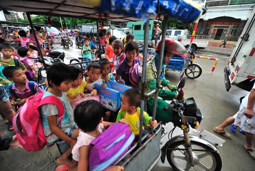 海南小學生8人擠坐三輪“校車”上下學（組圖）