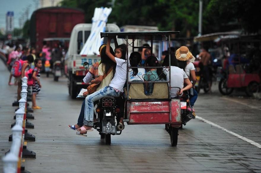 海南小學生8人擠坐三輪“校車”上下學（組圖）