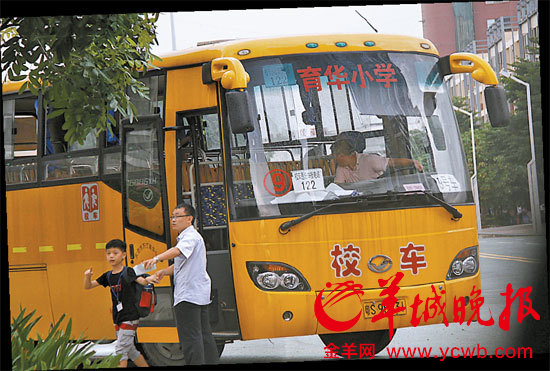 坐不上正規校車 家長只好租大巴