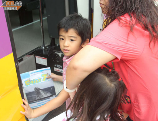 5歲Lucas坐校車返校不避鏡頭(圖)