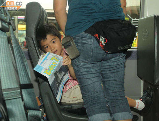 5歲Lucas坐校車返校不避鏡頭(圖)