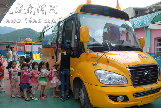 浙江文成：山里娃坐上了“大黃蜂”校車