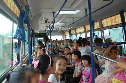 荊州：一天不到查獲9輛超員校車