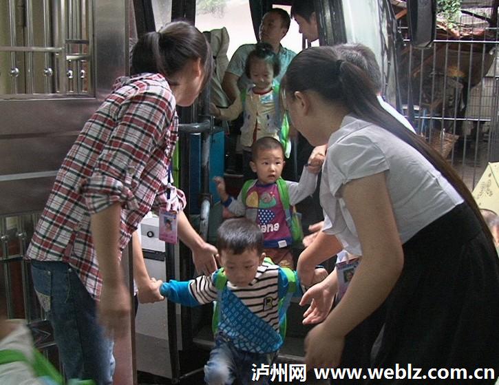 瀘州紅星街道：突擊檢查校車 確保學(xué)生人身安全