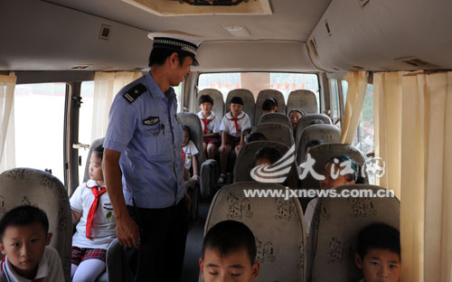 秋季開(kāi)學(xué)排查校車(chē)安全[圖]