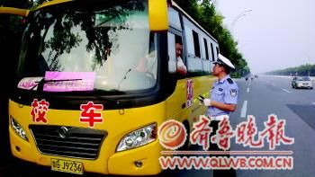 10日,在濰坊市高新區(qū),交警正對一輛校車進行檢查。為了確保校車安全,高新交警對轄區(qū)內(nèi)的幼兒園、中小學(xué)校的校車進行安全檢查,確保學(xué)生的安全。本報記者孫國祥攝影報道通訊員李少博