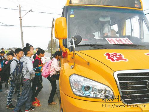 童鞋們，啊能給校車讓讓道啊