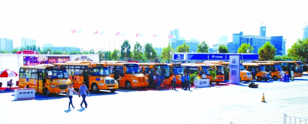 山東：50款校車教博會(huì)上比武 安全設(shè)計(jì)各顯絕招