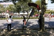 天津濱海新區(qū)塘沽一校車站牌歪斜 家長急盼修復(fù)