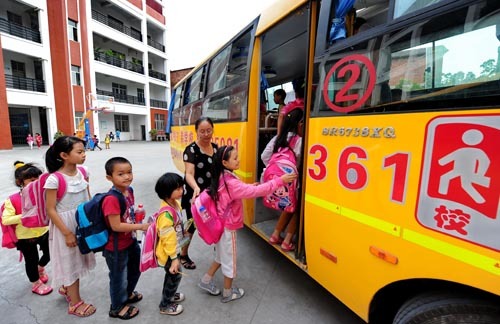 外來娃免費坐校車/ 外來娃免費坐校車