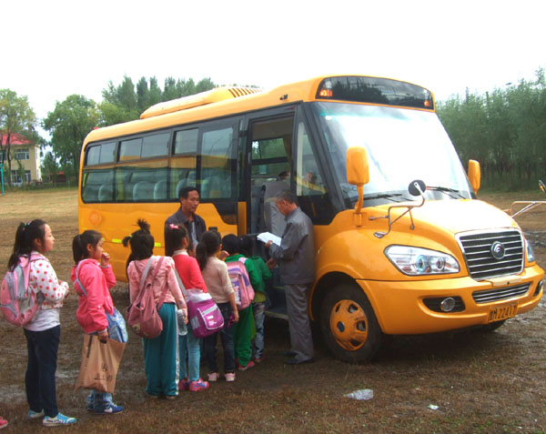 綏棱農村娃乘上智能化公益校車