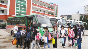 班主任組織學生有序上車。