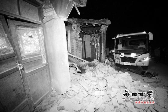 校車失控 沖進(jìn)路邊民房