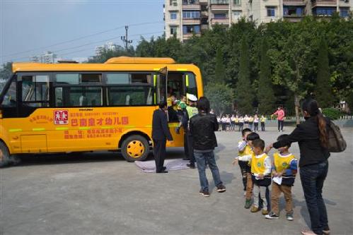 巴南：強化應急救援演練 保障校車運行安全