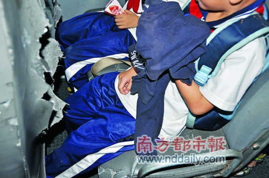 江海交警共檢查了35輛校車，座椅破舊等問題突出。通訊員供圖