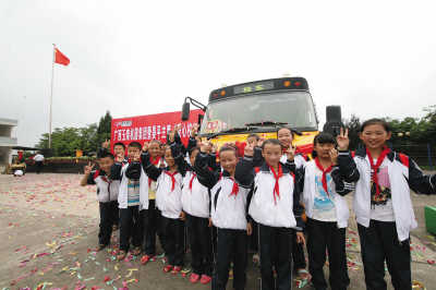 玉柴校車動力護航“移動校舍”
