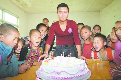 國(guó)腳高雷雷支教曝校車被征用 怒斥對(duì)中國(guó)失望