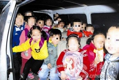這輛核載11人的面包車里擠進了28名幼兒。通訊員 孫軍 攝