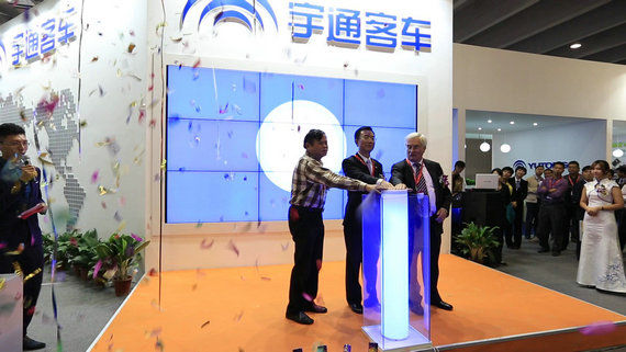 宇通客車副總經理王文兵與廣東省教育廳陳日文處長以及BAAV世界客車聯盟主席Luc共同啟動安全教育課堂