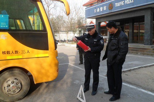 周村交警大隊(duì)校車臨檢保娃娃平安出行 汽車之家