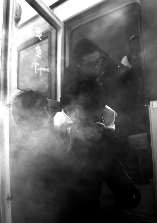 南湖晚報:校車逃生演習三分鐘內安全疏散