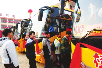 七里河區(qū)17輛新校車(chē)運(yùn)行