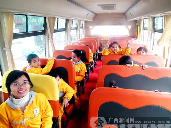 廣西發放首張校車標牌 南寧標牌發放權下放到6縣