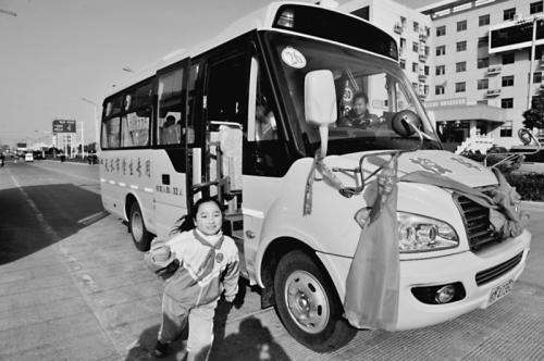 校車?yán)锿庥猩秳?dòng)靜 都將眼見為實(shí)(圖)