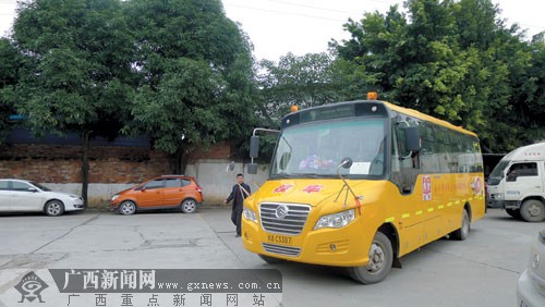 廣西首個校車標牌產生 記載行駛路線方便監管(圖)