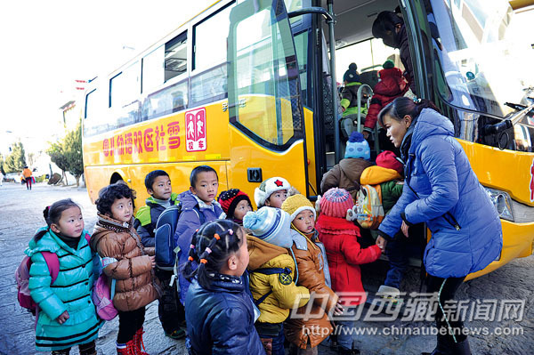 幼兒園老師正在組織學生上校車。