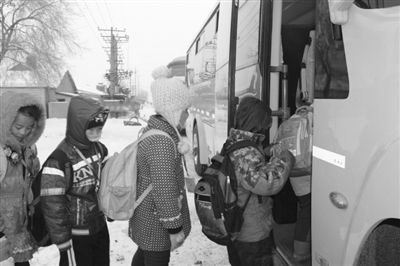 村娃坐上免費(fèi)“大鼻子”