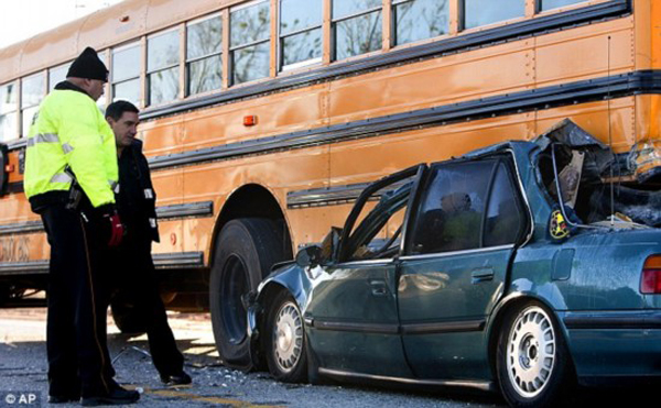 美轎車高速開進(jìn)校車底致車毀人亡