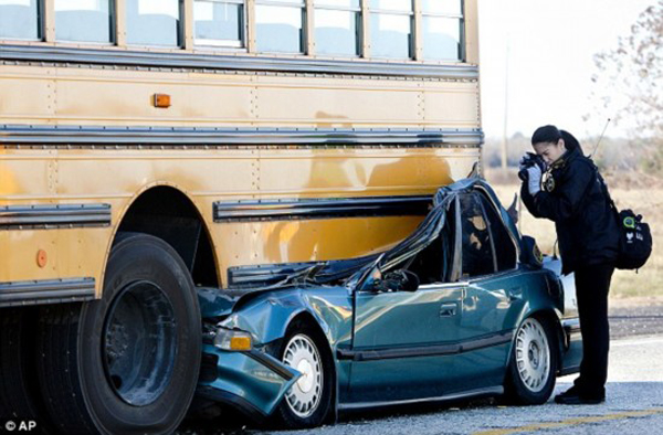 美轎車高速開進(jìn)校車底致車毀人亡