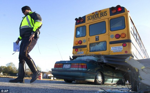 美轎車高速開進(jìn)校車底致車毀人亡
