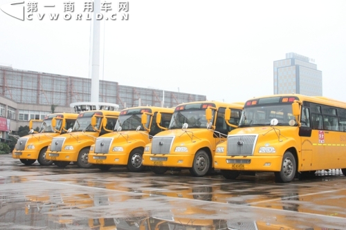 一時間矛盾直指地方主管部門，而缺錢、缺司機、缺校車運營單位都被拿來做為理由，解釋給那些急壞了的、等著坐校車的孩子和家長。細則的“難產”也愁壞了準備在校車市場大展拳腳的校車生產廠家。