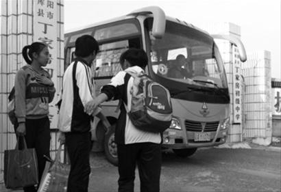 因牛群擋車引沖突男子當街殺害校車司機夫婦（圖）