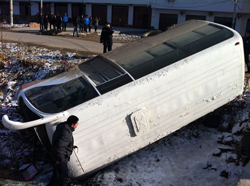 鄲城一校車翻車多人受傷